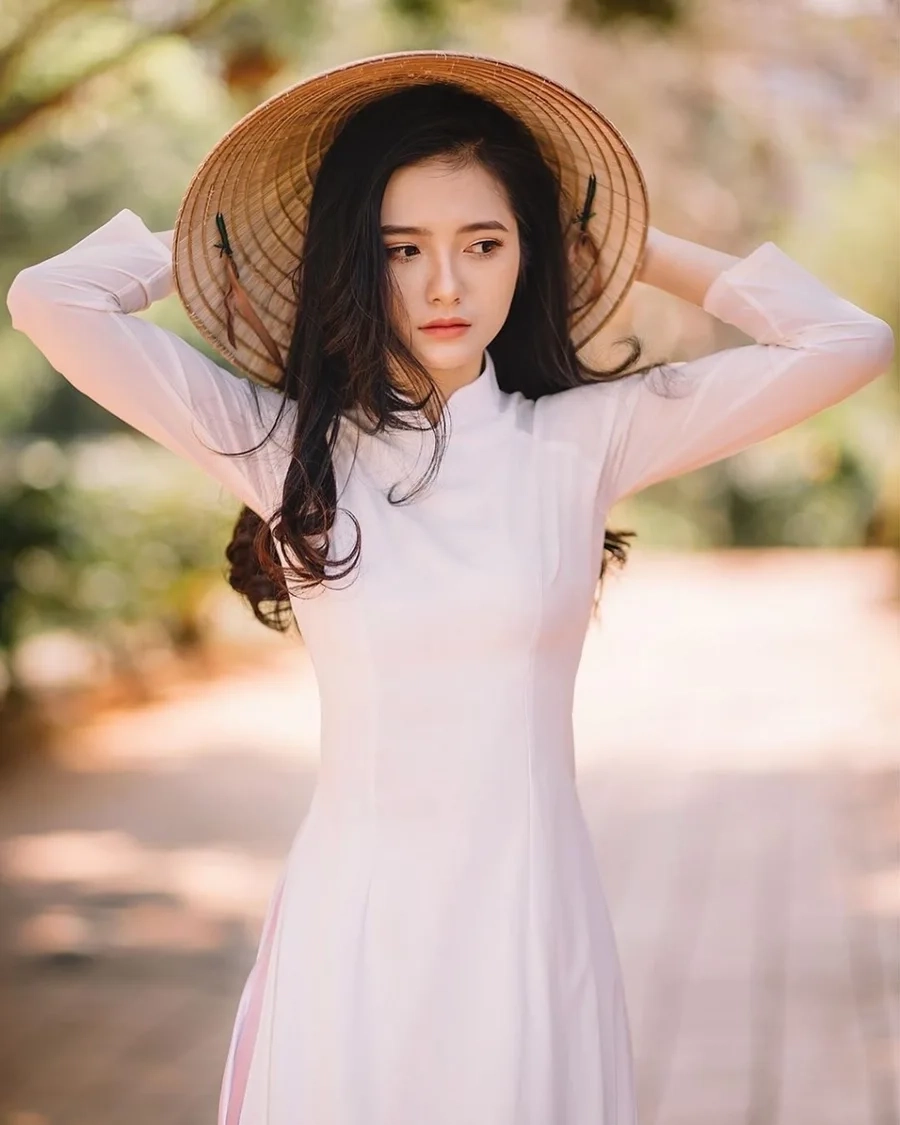 Ảnh cô gái mặc váy trắng dễ dàng tạo cảm giác nhẹ nhàng, lãng mạn và thư giãn