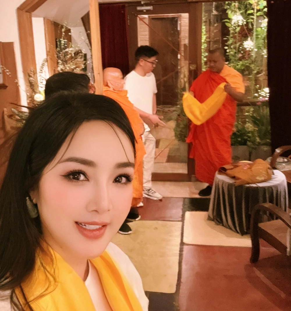 Thần thái không lẫn vào đâu được của hoa hạu giáng my