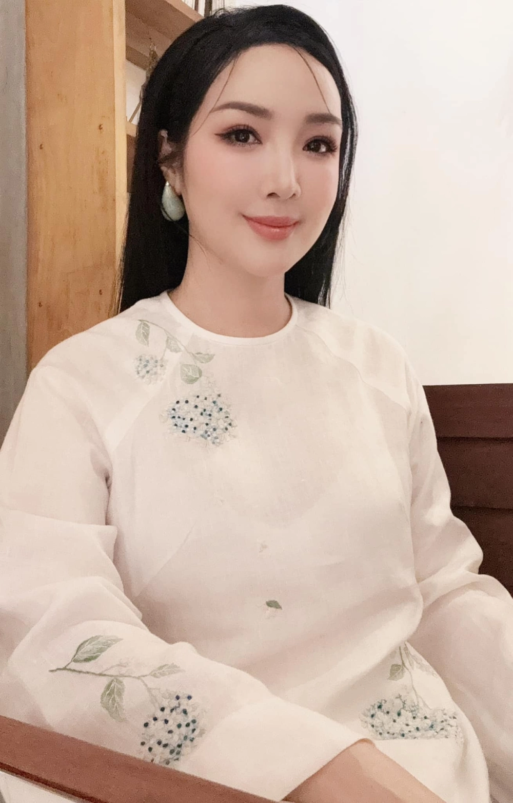 Vẻ đẹp không thể chối từ của hoa hâu đên hung giang my