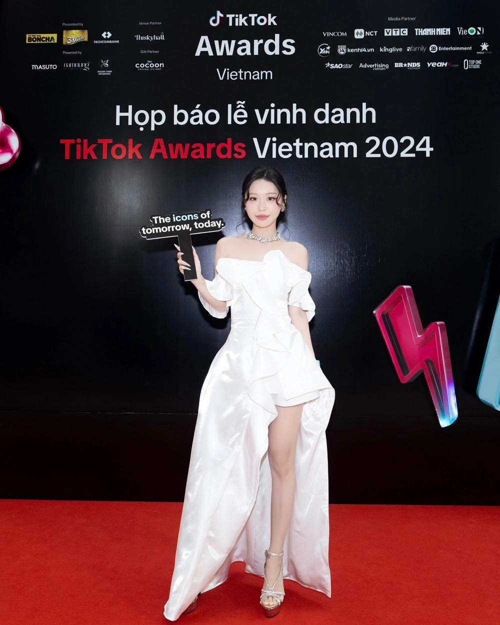 Han Sara khoe vẻ dễ thương đốn tim fan Việt