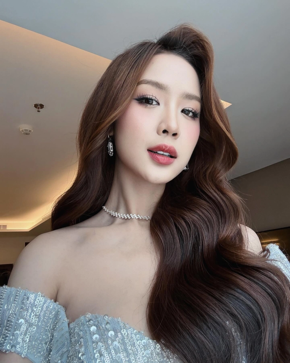 Tóc ngắn uốn xoăn tạo nét mềm mại cho gương mặt