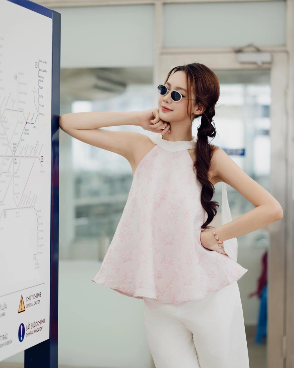 Gái xinh mặc áo 2 dây tôn lên vẻ đẹp dịu dàng đầy quyến rũ