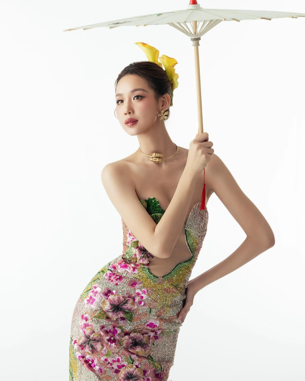 Gái xinh mặc áo trong suốt vừa tinh tế vừa quyến rũ