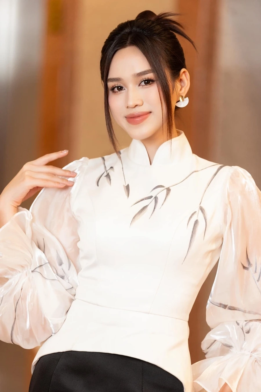 Xu hướng áo dài Tết 2022 nhẹ nhàng với màu pastel và hoa thêu tay