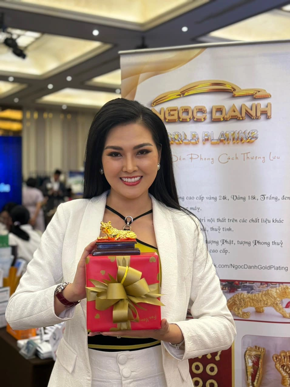 Song ca hoa hậu kim thoa ngọt ngào đầy thăng hoa trên sân khấu