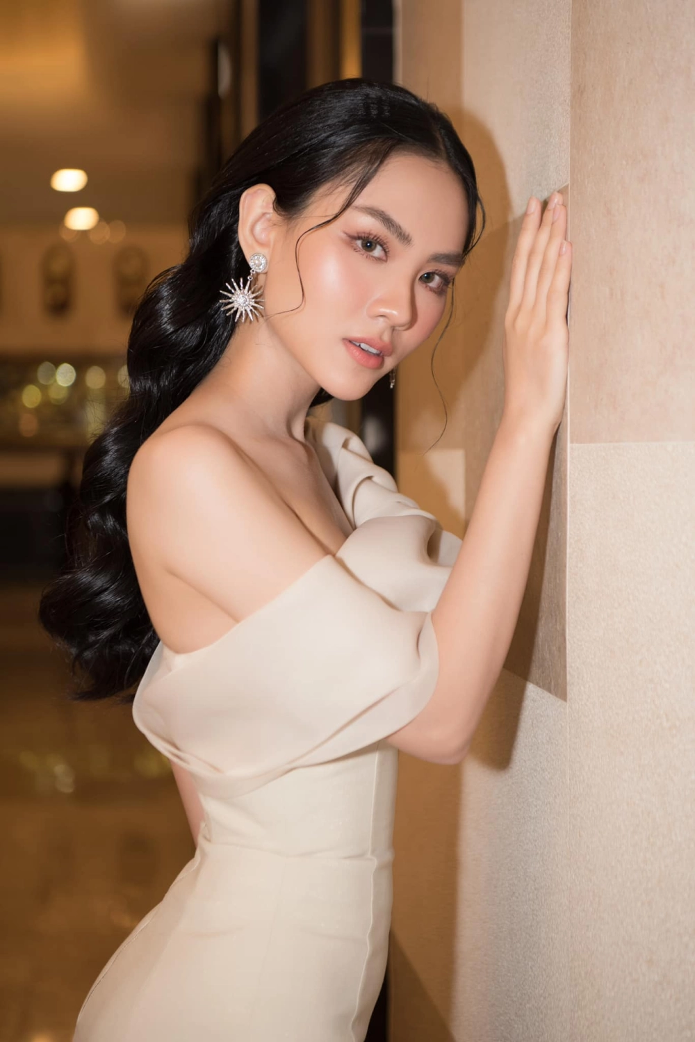 Vẻ đẹp yêu kiều đậm chất thành phố cảng của hoa hậu mai phương hải phòng