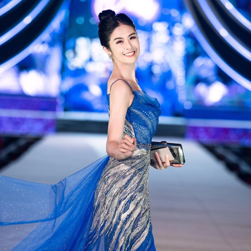 Hoa hậu ngọc hân bikini khoe vóc dáng chuẩn không cần chỉnh khiến fan trầm trồ