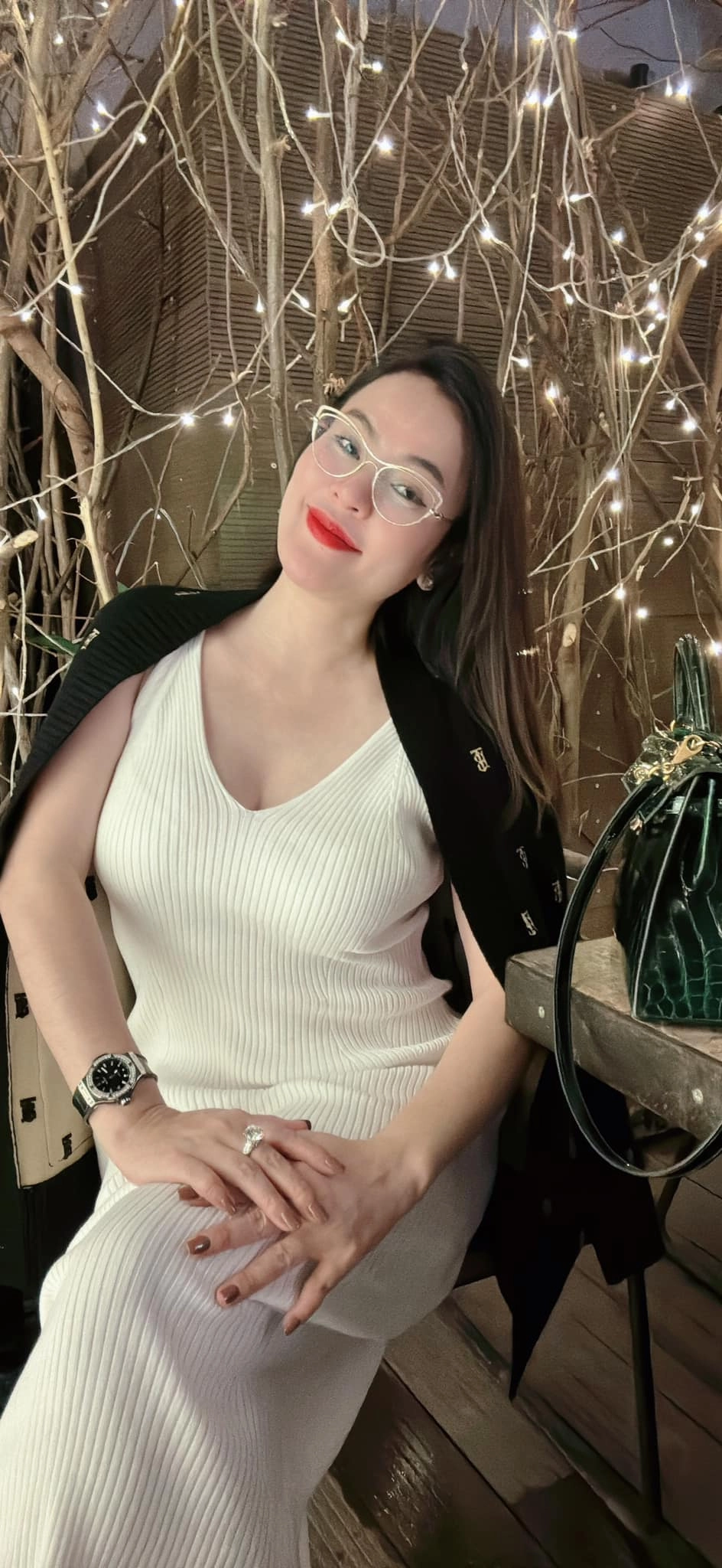 Ngắm nhìn thần thái nổi bật khi coi hoa hậu phương lê