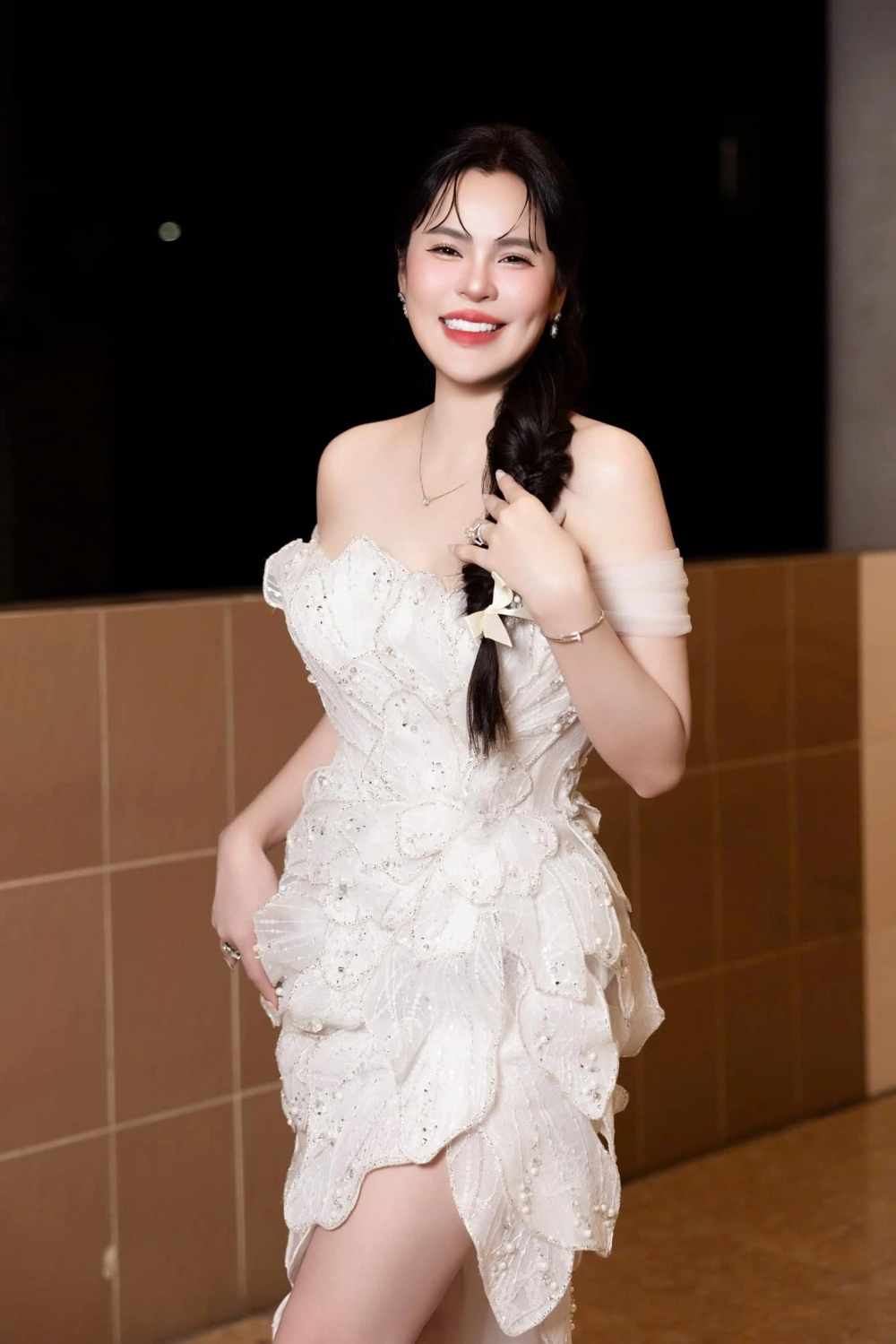 Sự rạng rỡ của gái xinh cười tươi thắp sáng mọi khung hình