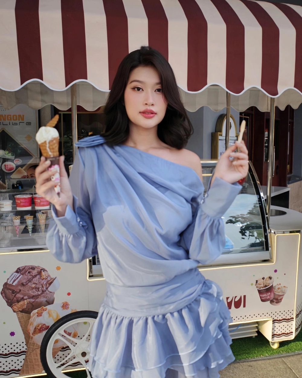 Hình gái cute che mặt nửa kín nửa hở tạo nét quyến rũ riêng biệt