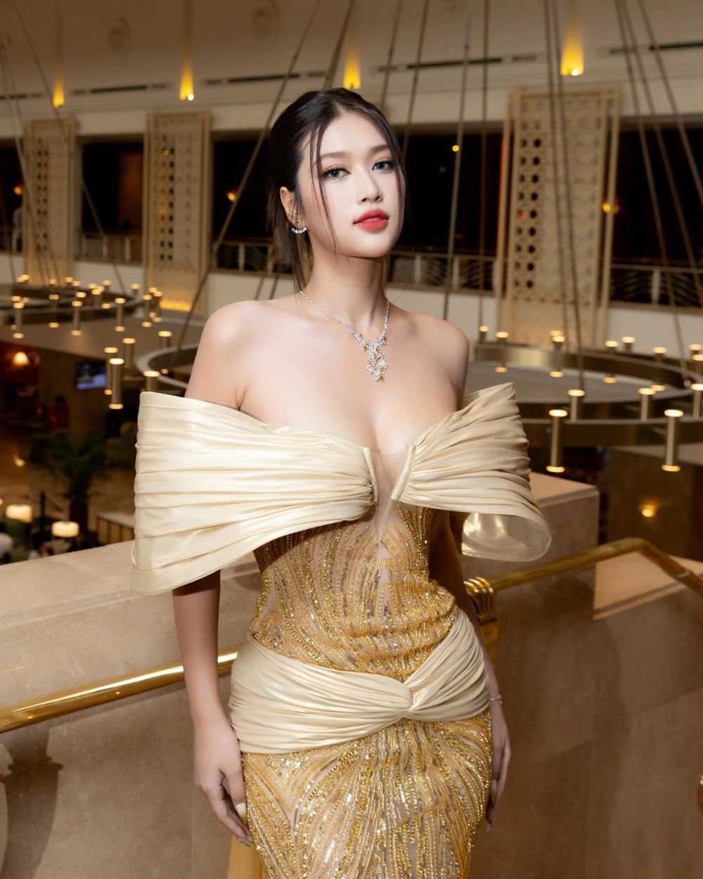 Gái cute đeo kính xinh ngầu đầy trí tuệ nổi bật giữa đám đông