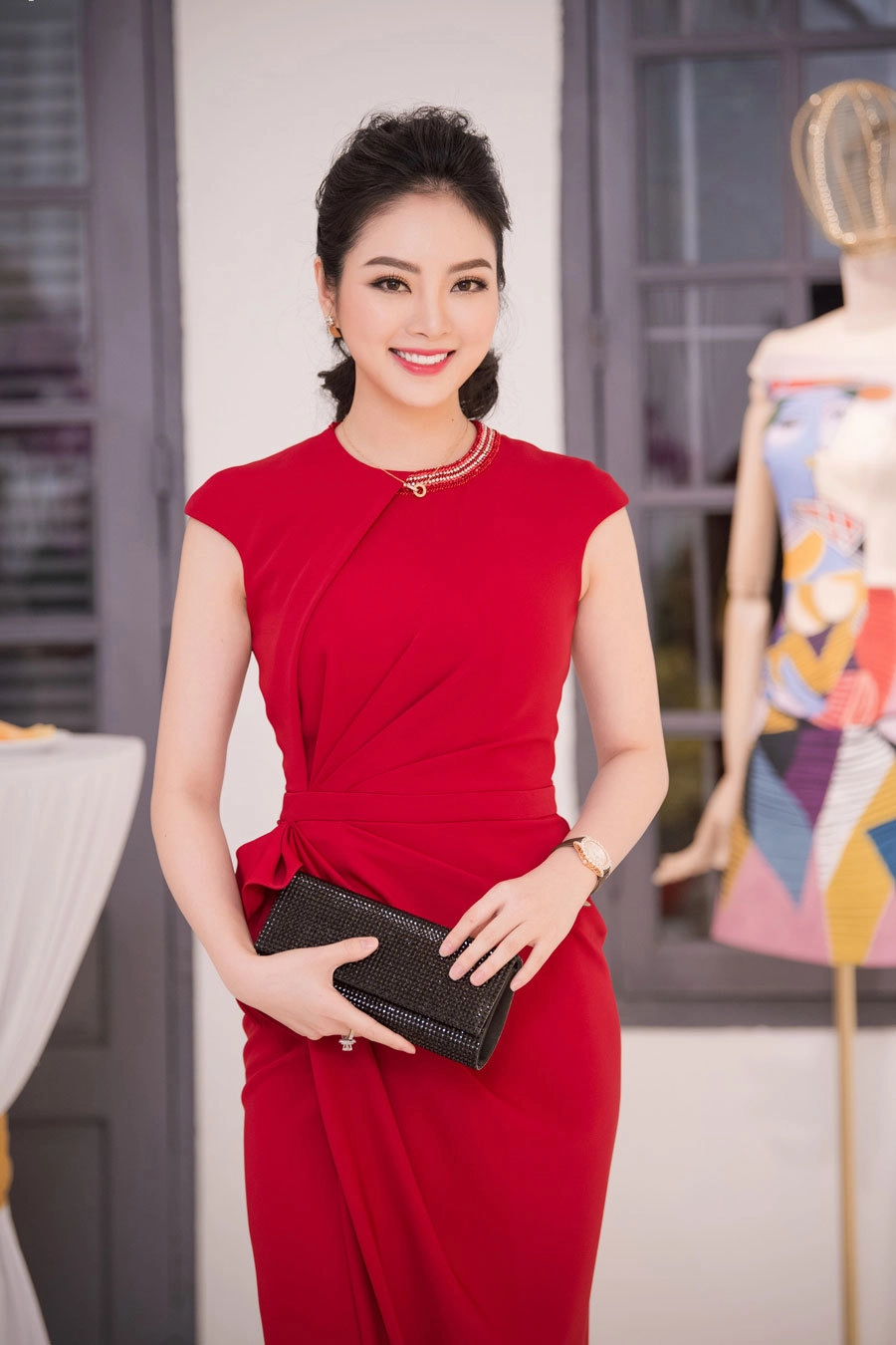 Vẻ đẹp thanh lịch của hoa hậu nguyễn thùy lâm đầy cuốn hút