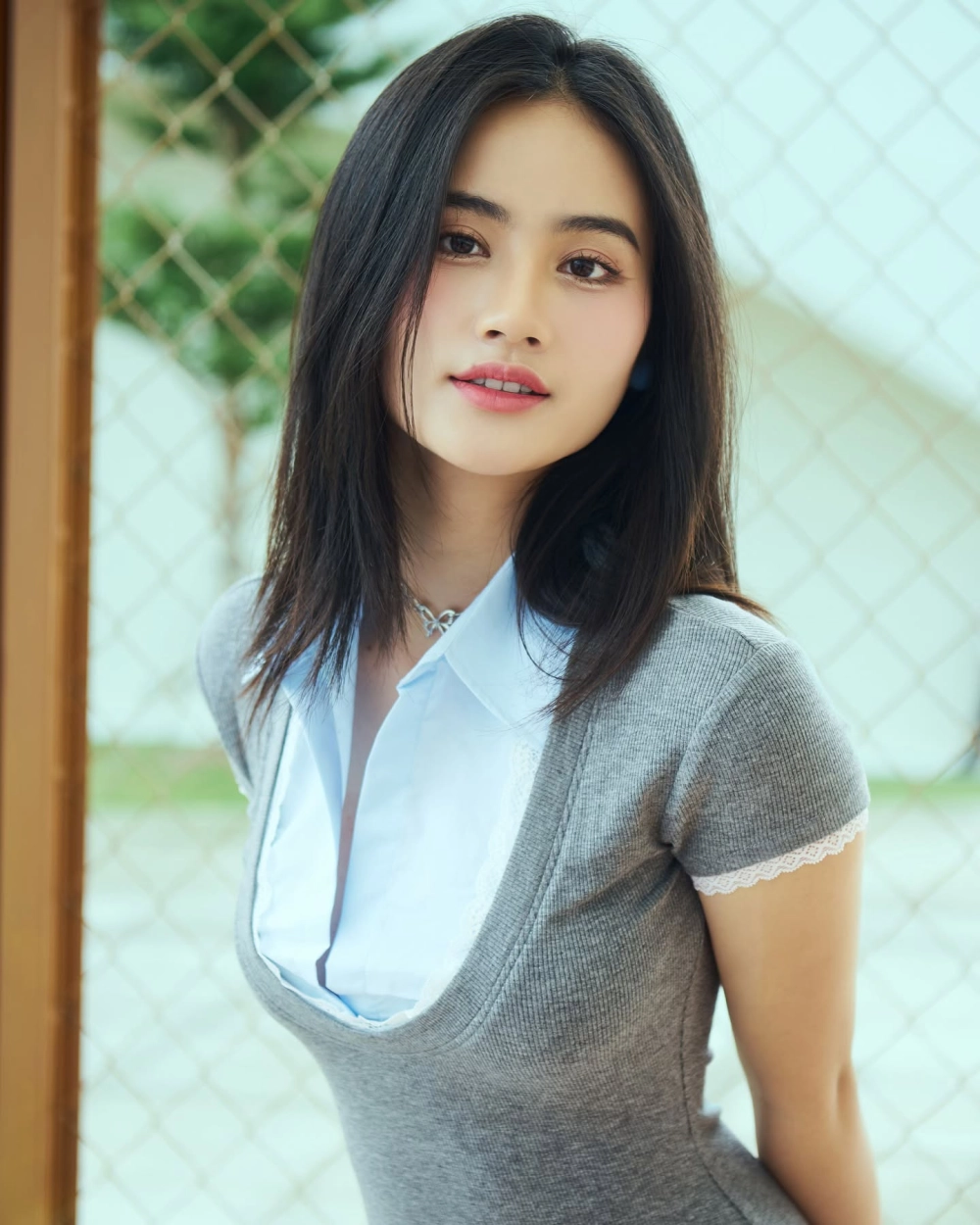 Những cô gái xinh đẹp nhất thế giới nổi bật giữa đám đông