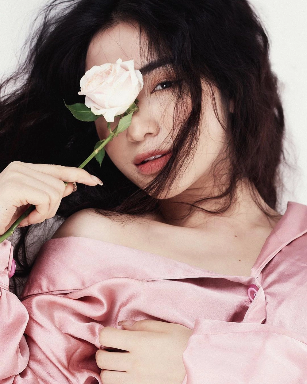 Hoà minzy làn sóng xanh nổi bật tại lễ trao giải với thần thái đỉnh cao
