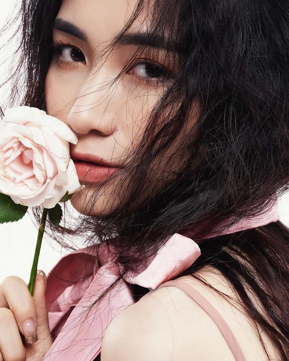 Giày cao gót của hoà minzy tôn dáng giúp cô luôn nổi bật mọi khung hình