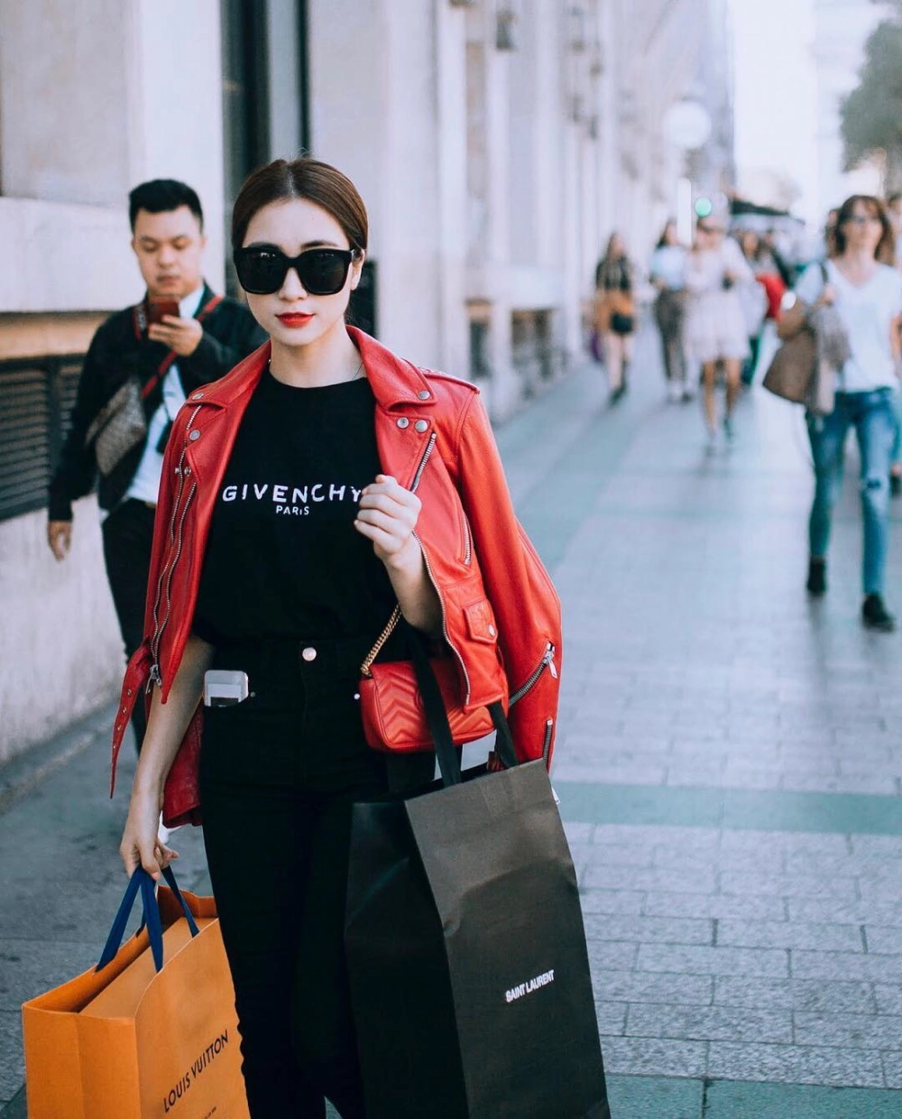 Ca sĩ hoà minzy toả sáng với phong cách quyến rũ đầy cá tính
