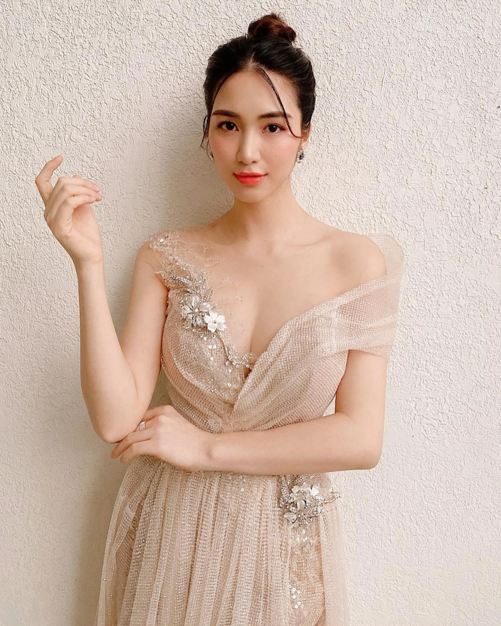 Hoà minzy làn sóng xanh nổi bật tại lễ trao giải với thần thái đỉnh cao