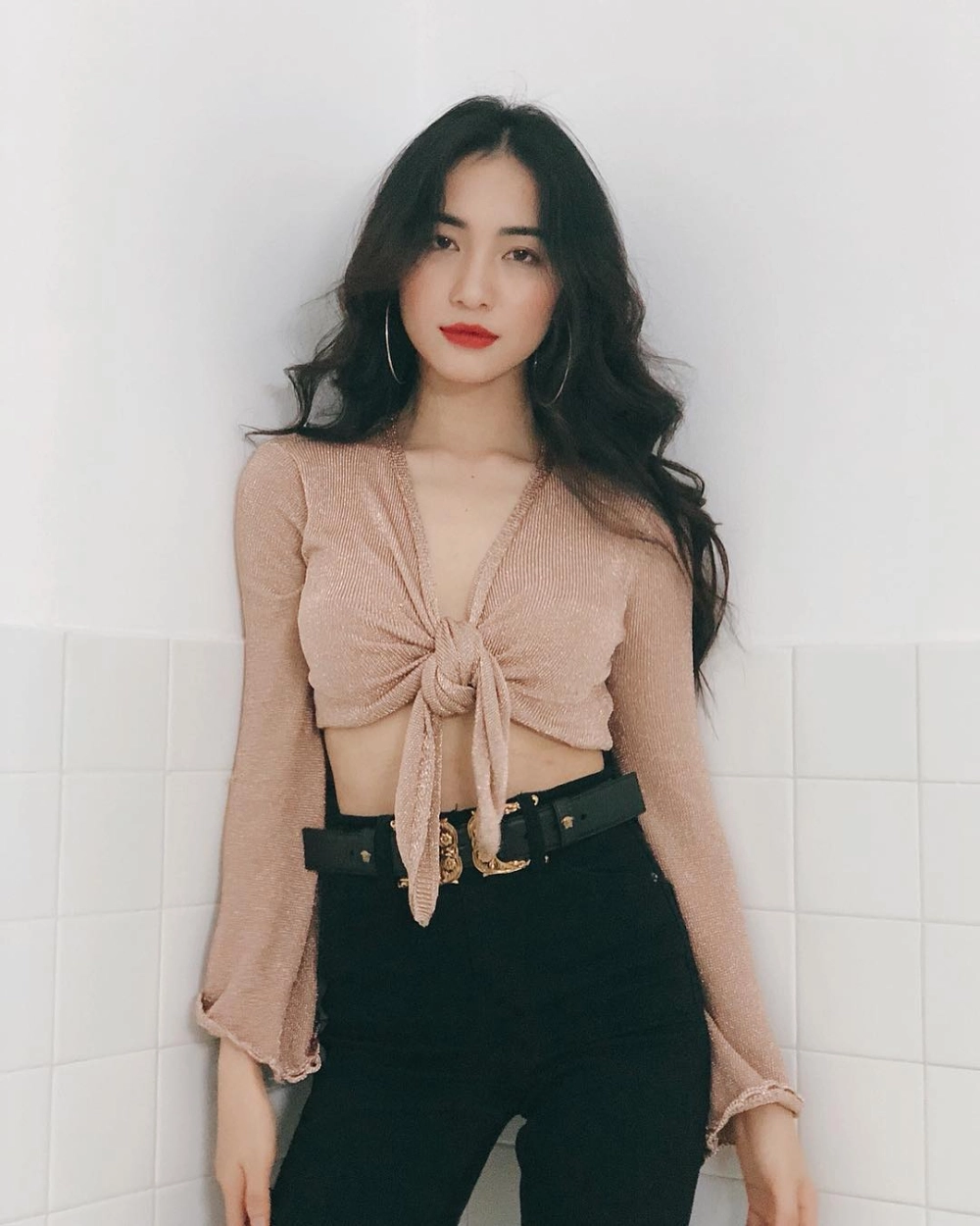Xuân ơi xuân hoà minzy rạng rỡ trong tà áo dài đỏ ngày Tết
