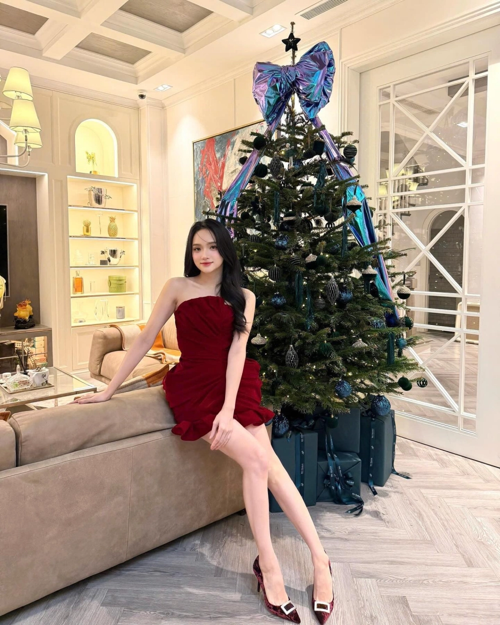 Hương Giang catwalk đẳng cấp với những bước đi mạnh mẽ, đầy tự tin