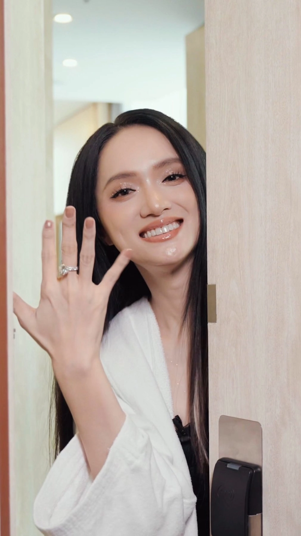 Hoa hậu chuyển giới quốc tế Hương Giang chinh phục trái tim mọi người