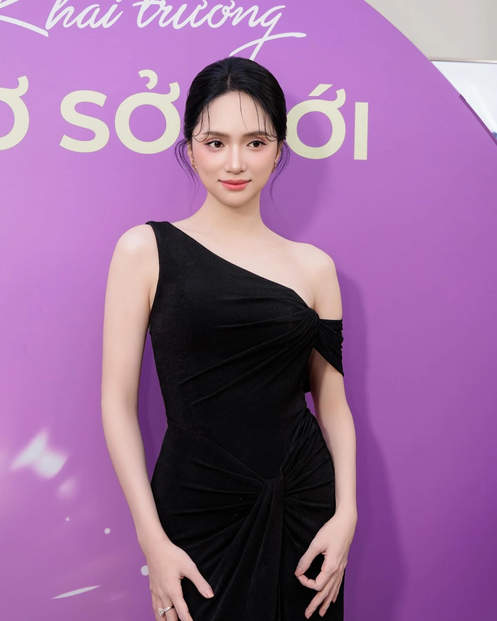 Hoa hậu Hương Giang trao vương miện trong không khí lộng lẫy và trang trọng