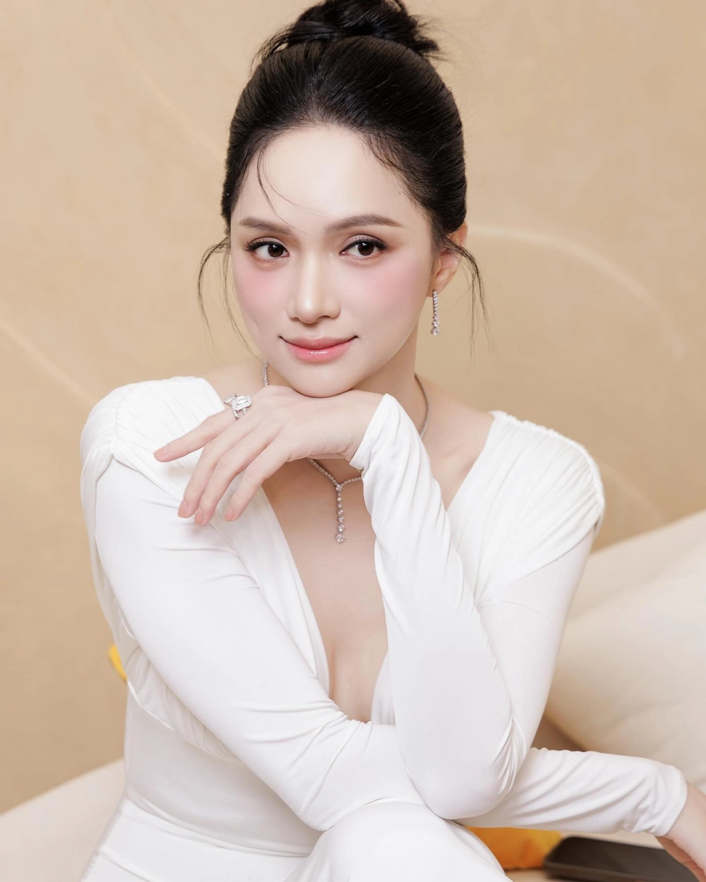 Tóc ngắn uốn dịu dàng nhưng vẫn đầy cá tính