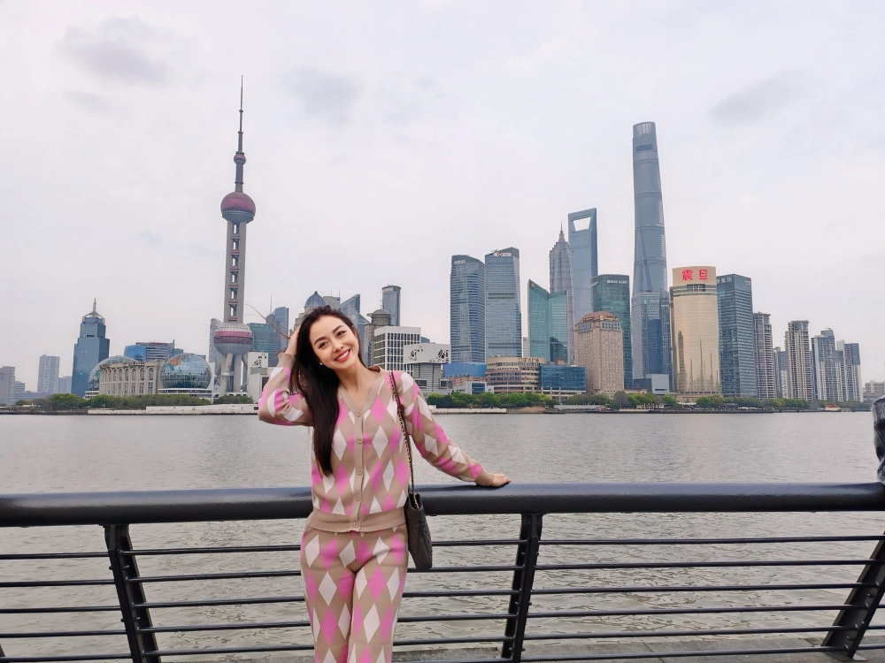 Hoa hậu Jennifer Phạm tự tin xuất hiện với phong cách thanh lịch