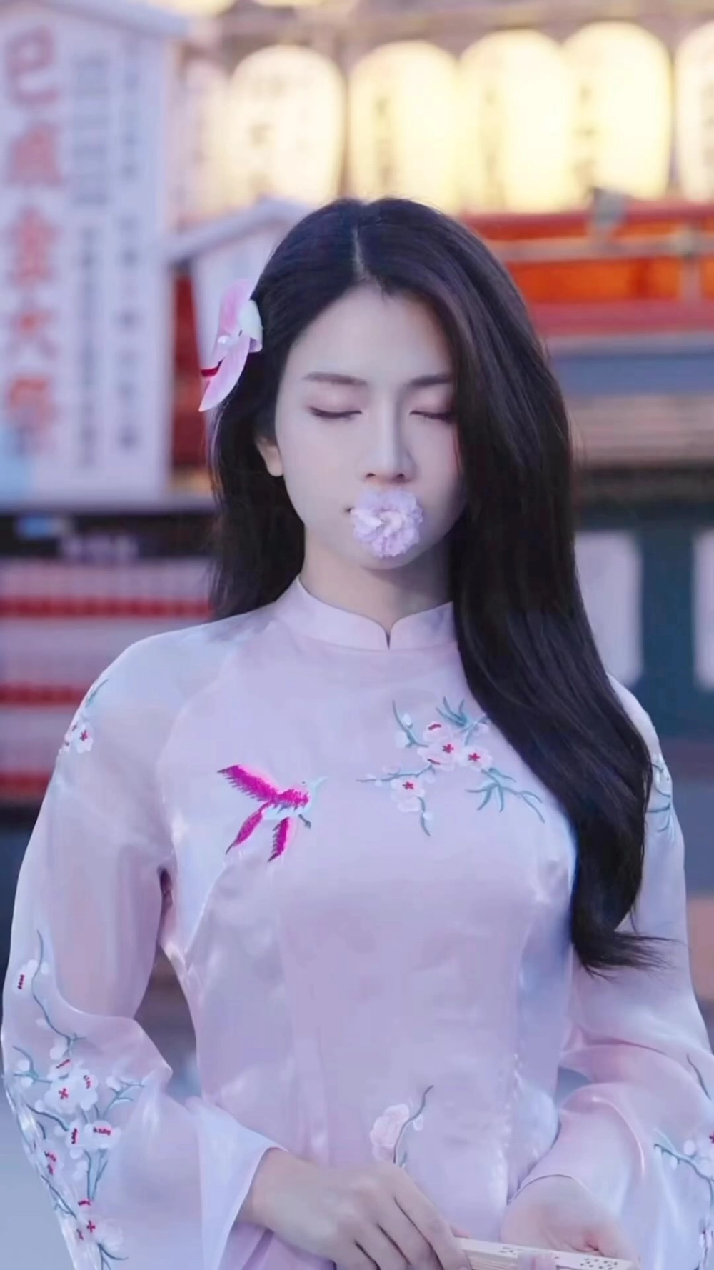 Hình ảnh lê bống lè lưỡi gây sốt cộng đồng mạng