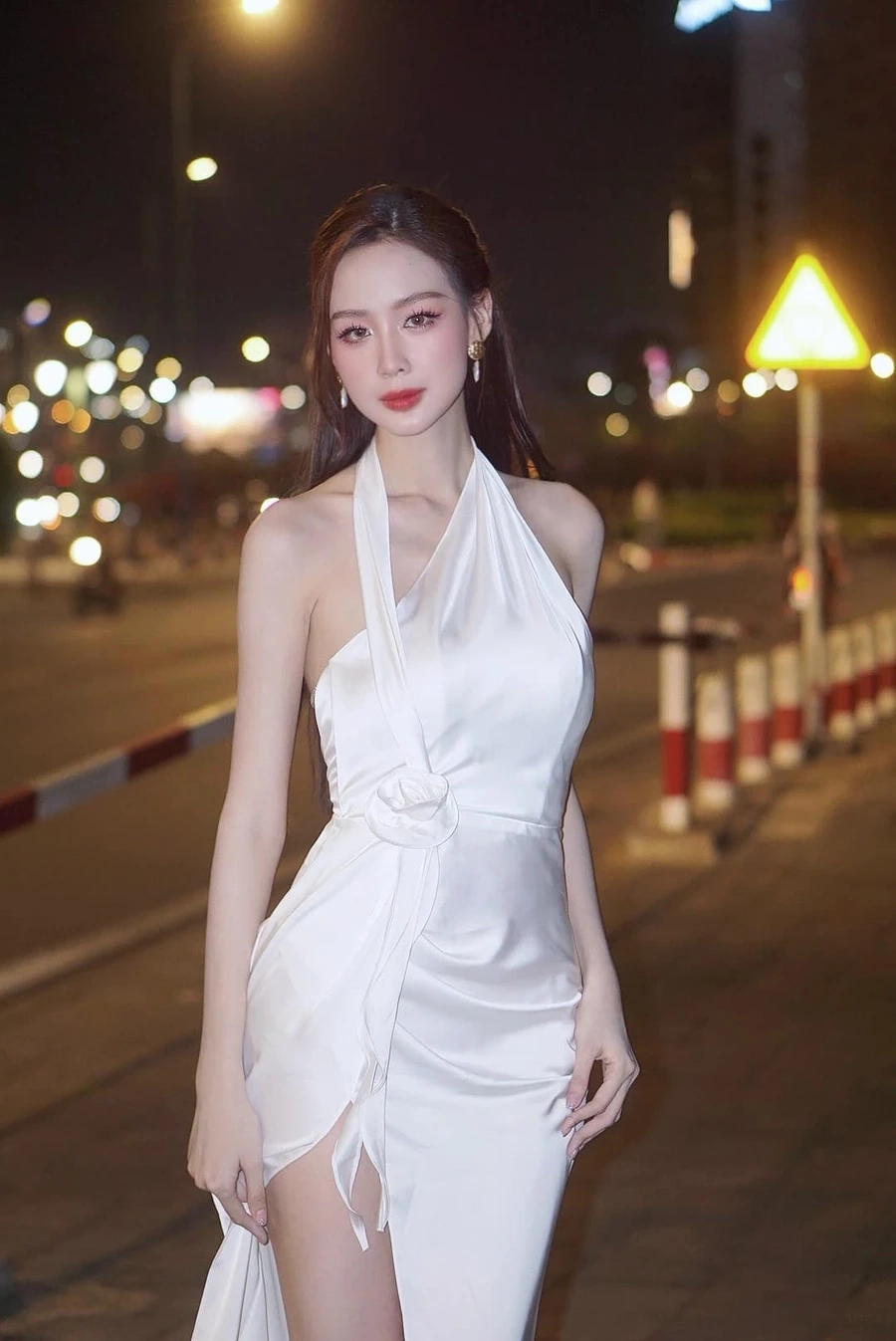 Gái xinh TikTok mặc váy ngắn nhảy cực cháy với vũ đạo điêu luyện