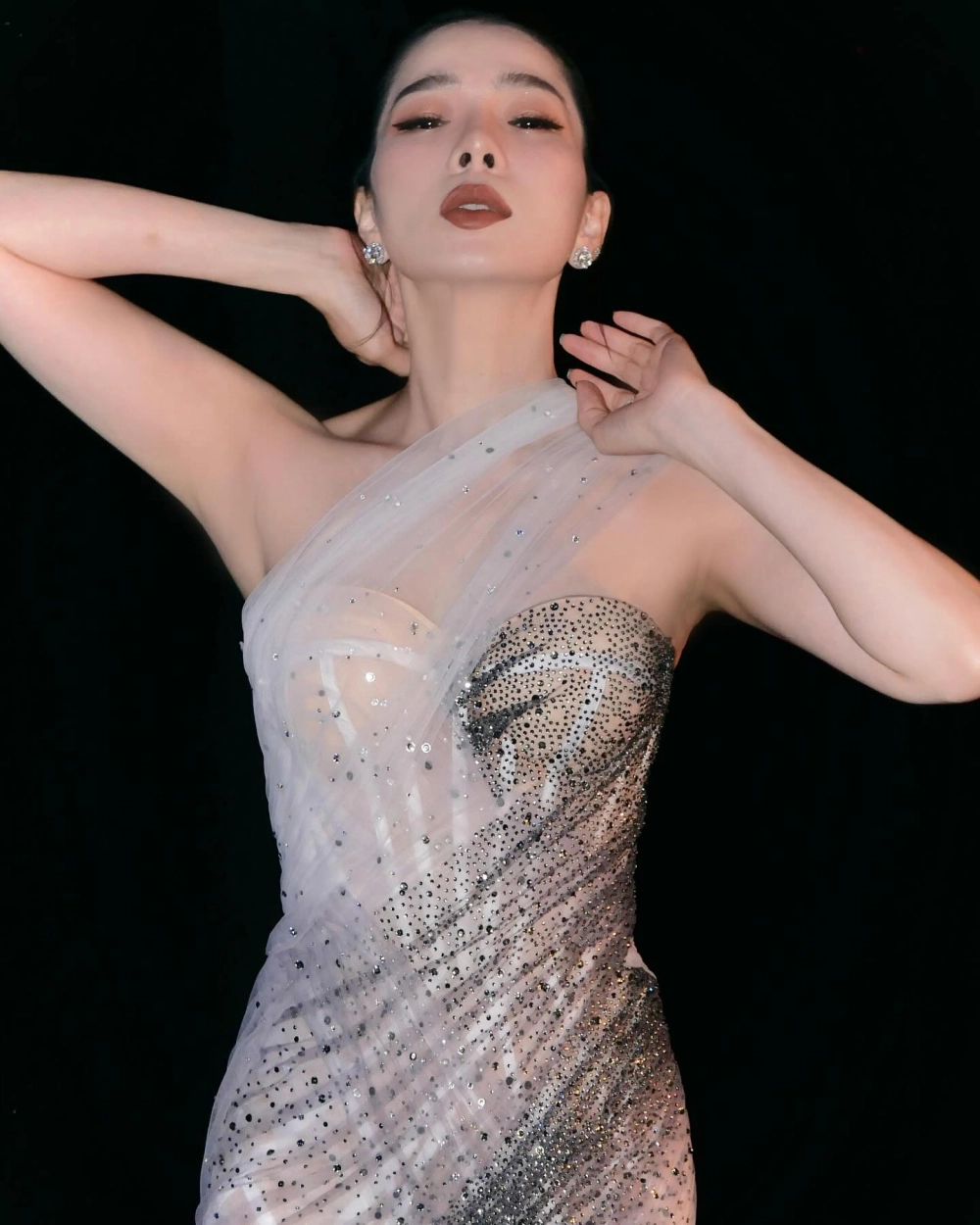Đắm chìm trong nỗi nhớ qua lời bài hát lệ quyên xin còn gọi tên nhau