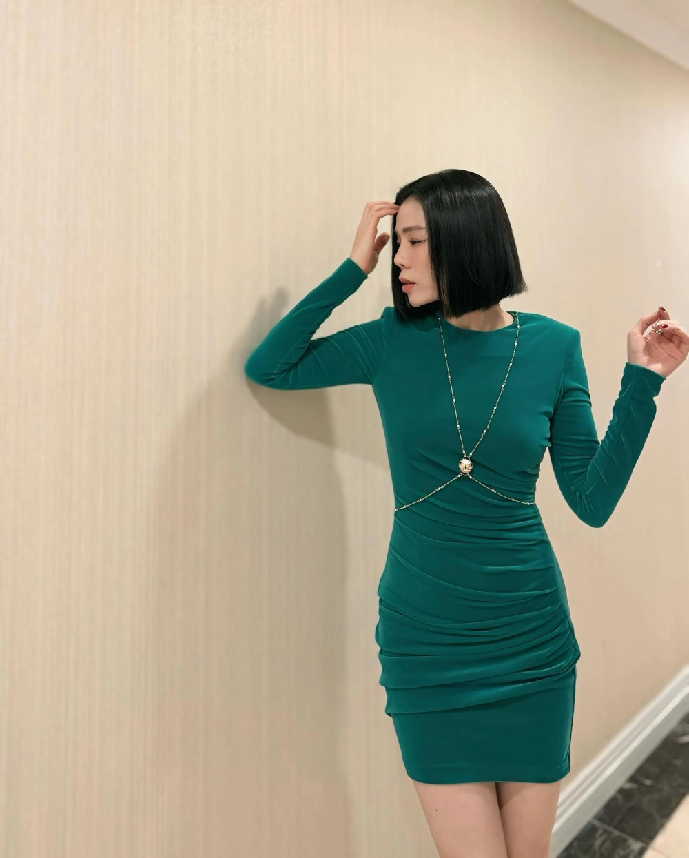 Gái xinh mặc váy bó khoe đường cong quyến rũ khó cưỡng