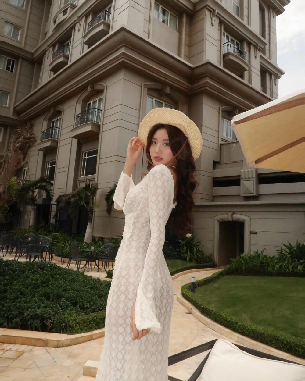 Váy trắng xinh đẹp cho nữ làm tôn lên vẻ thanh lịch và cuốn hút