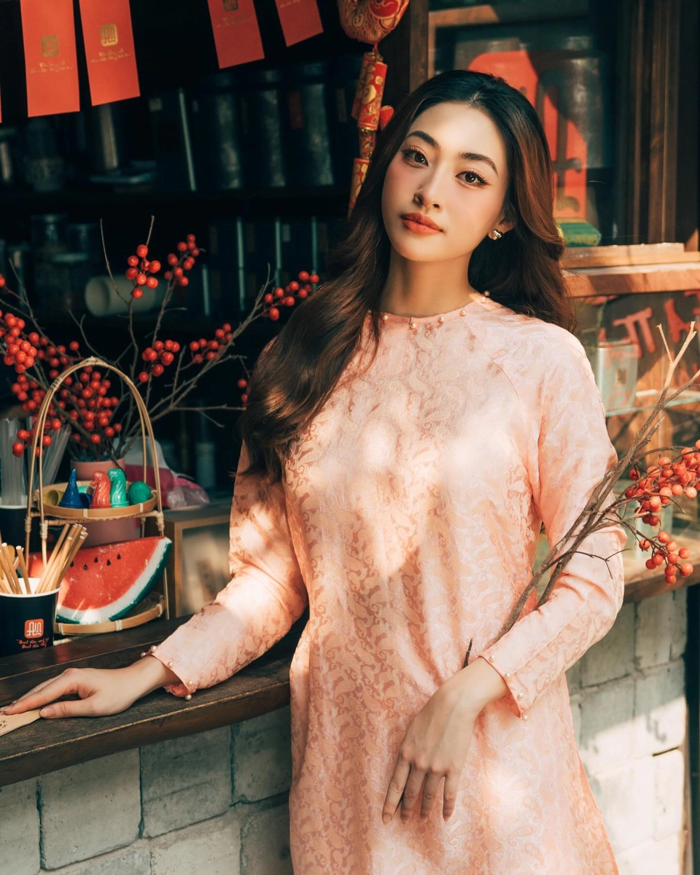 Áo dài trắng cổ tròn mềm mại, dịu dàng, hợp với mọi dáng người