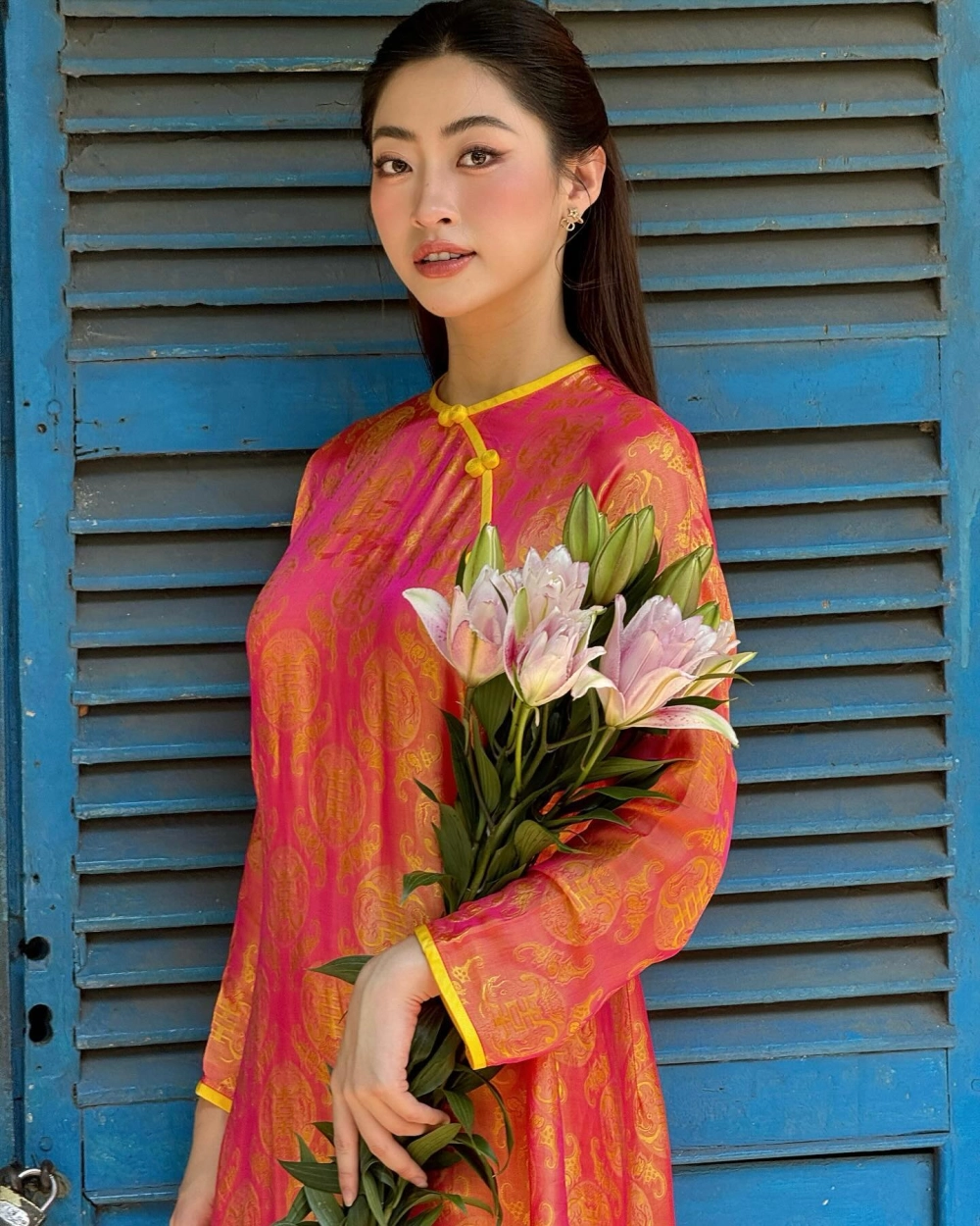 Áo dài trắng cách tân trẻ trung, phối ren nhẹ nhàng đầy quyến rũ
