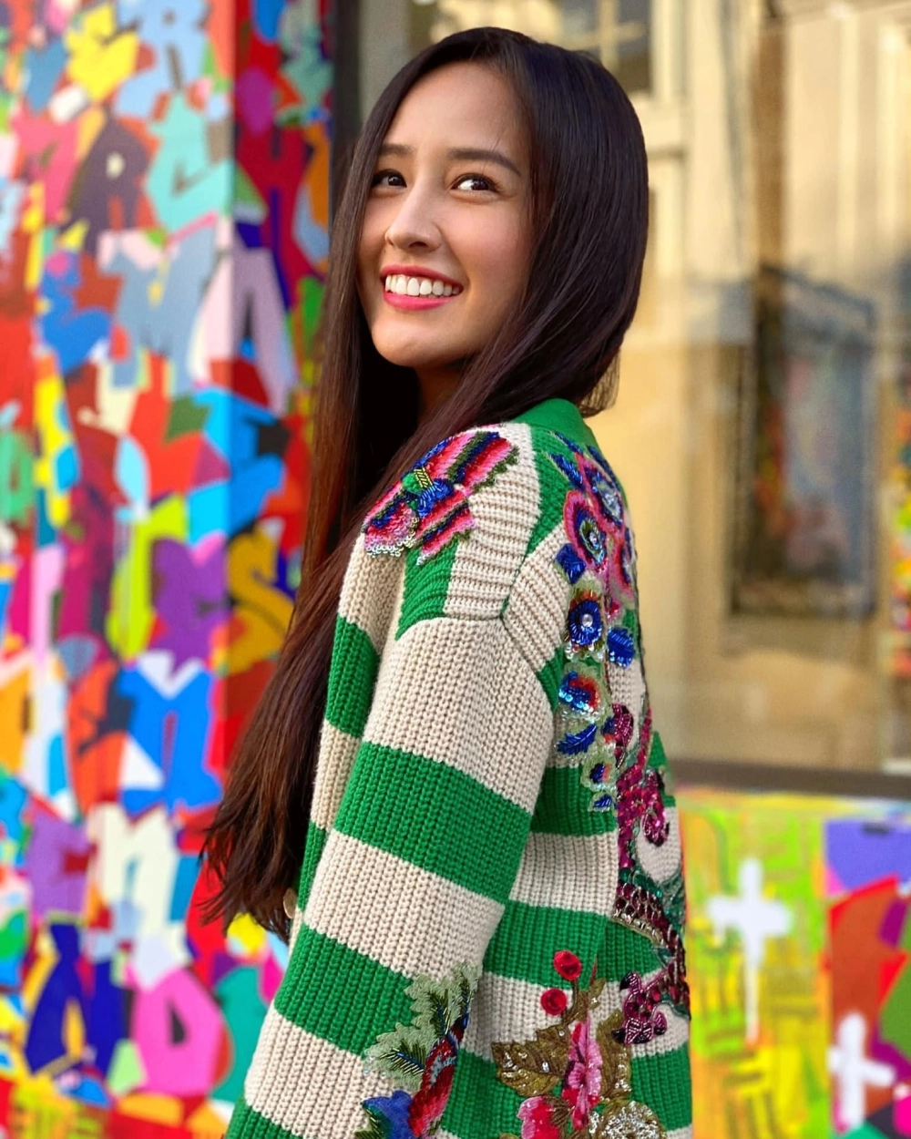 Nhan sắc của em mai phương thúy cũng khiến cộng đồng mạng chú ý