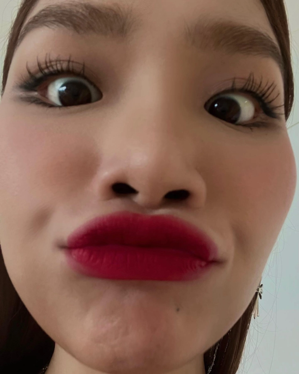 Thần thái cuốn hút của hot girl xinh đẹp nhất việt nam làm xao xuyến