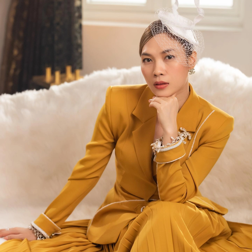 Gái xinh mặc áo dài sexy cuốn hút với đường cong gợi cảm đầy tinh tế