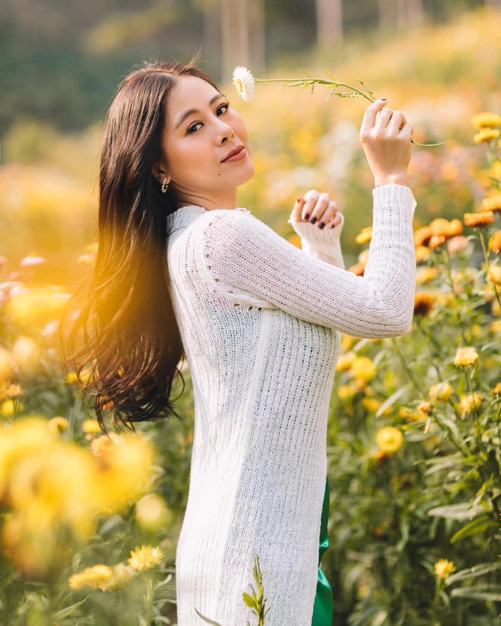 Sắc màu rực rỡ của hình ảnh gái xinh giữa cánh đồng hoa tạo nên một bức tranh hoàn hảo