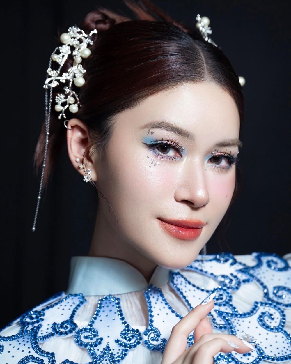 Hình ảnh hot girl online thể hiện phong cách trẻ trung, năng động và đầy sức hút