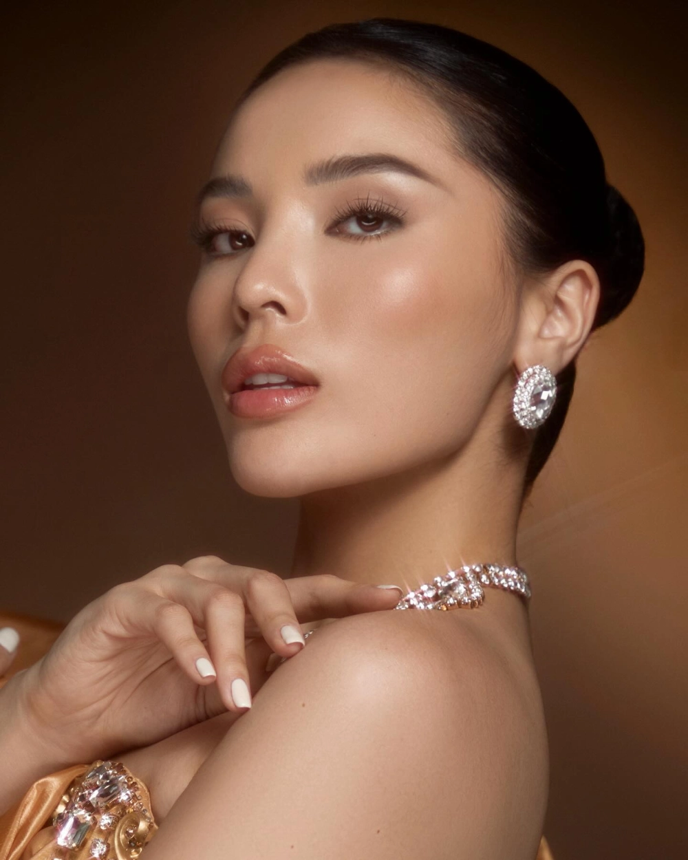 Ngắm nhìn vẻ đẹp sắc sảo của Hoa hậu Kỳ Duyên trong những bộ trang phục ấn tượng