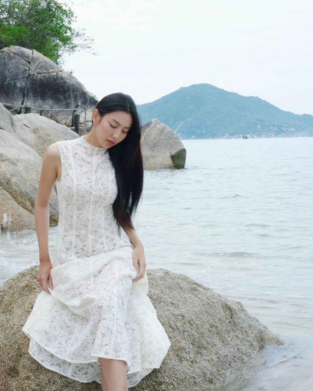 Gái xinh váy trắng luôn là hình ảnh đại diện cho vẻ đẹp ngây thơ và cuốn hút