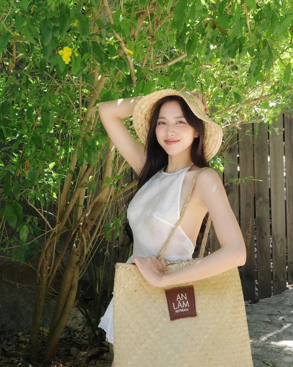 Gái xinh mặc váy trắng che mặt vừa gợi cảm vừa thanh lịch đầy cuốn hút