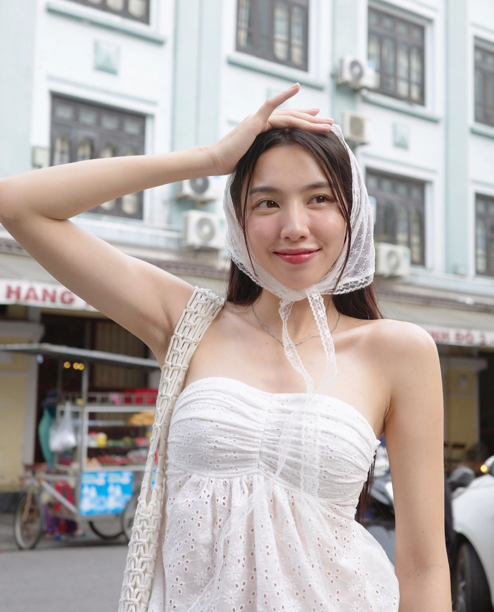 Cô gái mặc váy trắng hiện lên như một nàng thơ giữa đời thực