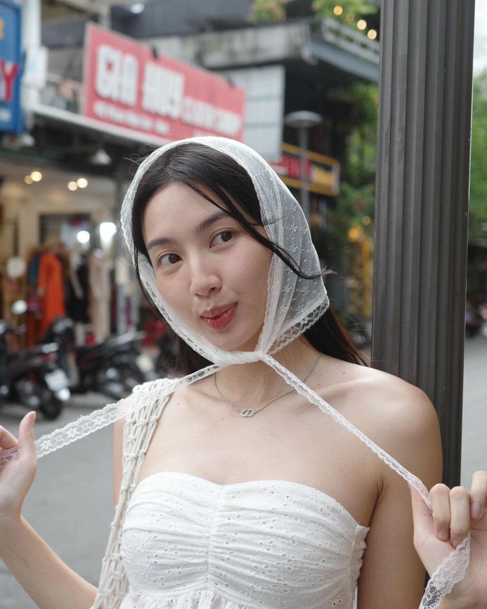 Ý nghĩa của gái xinh mặc váy trắng