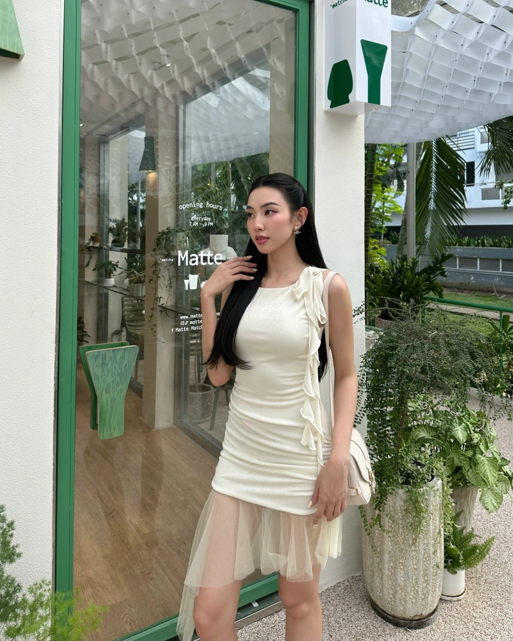 Gái xinh mặc váy trắng dịu dàng, thanh thoát và đầy nữ tính trong từng bước đi