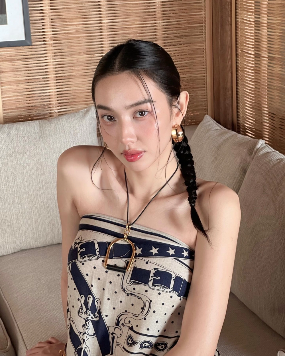 Hình ảnh gái xinh Việt Nam tham gia hội nghị toát lên vẻ đẹp thanh lịch và chuyên nghiệp