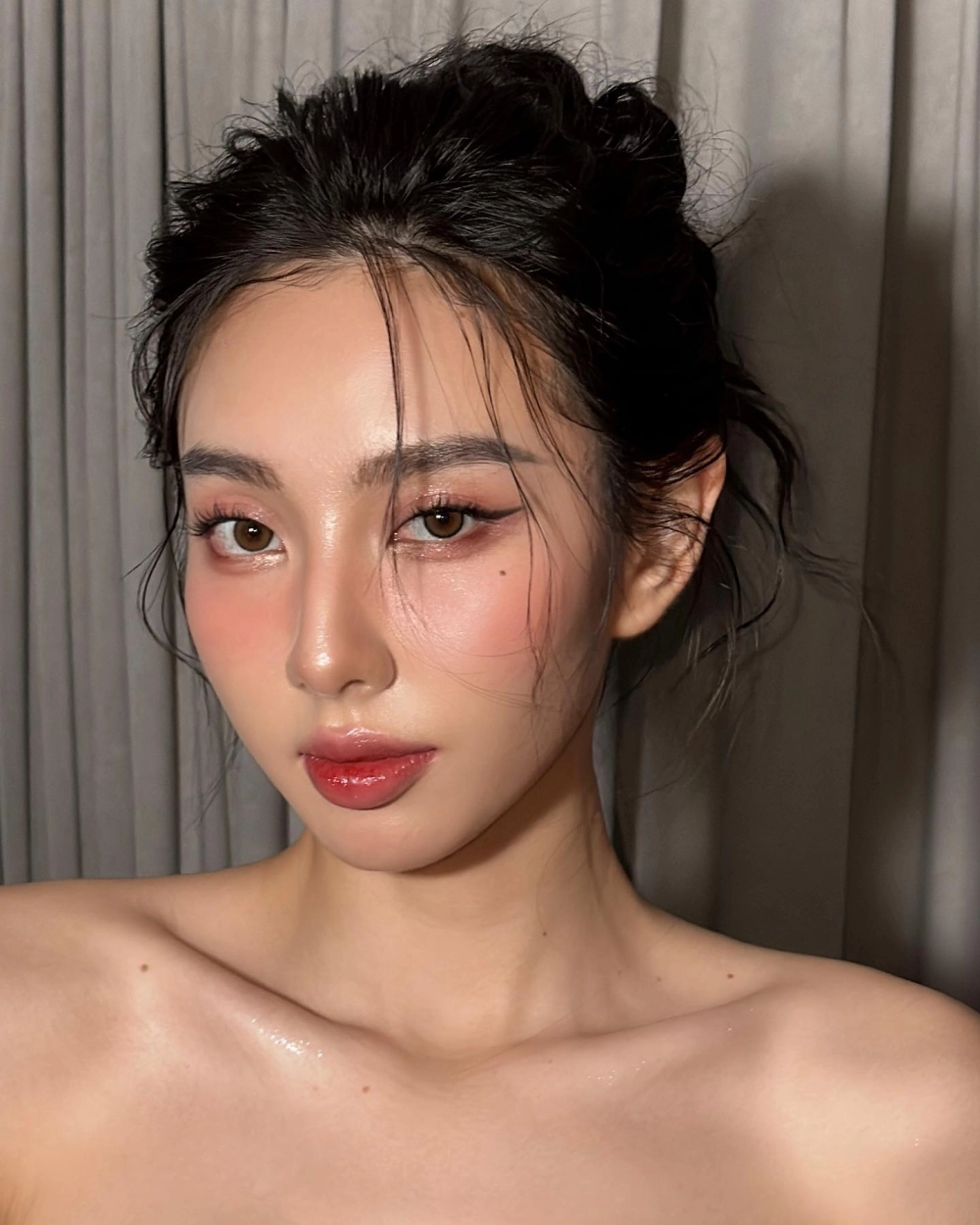 Búi tóc xinh nhẹ nhàng tôn lên nét duyên dáng riêng