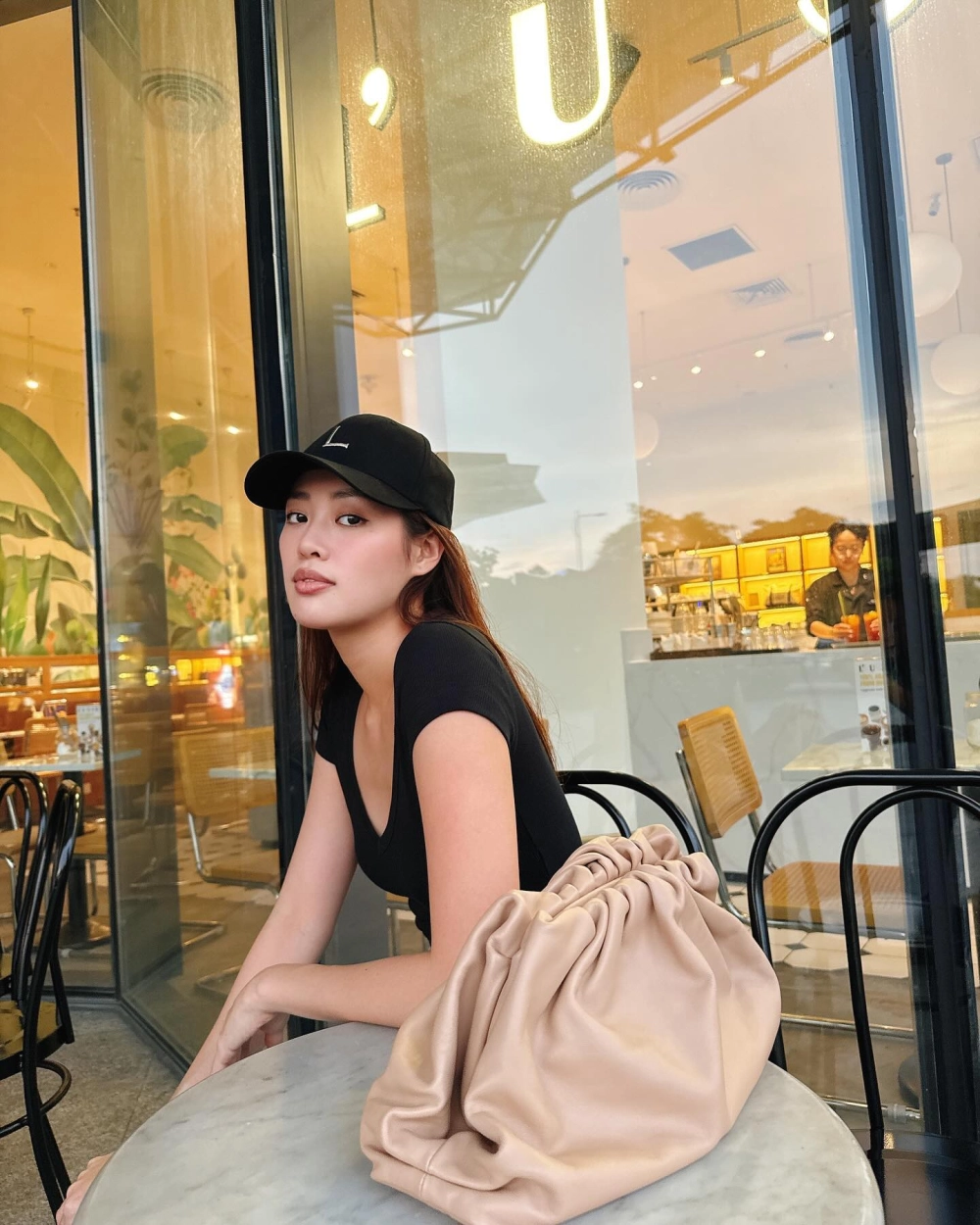 Người đẹp áo dài Khánh Vân đã nhiều lần xuất hiện rạng rỡ trong những bộ quốc phục truyền thống