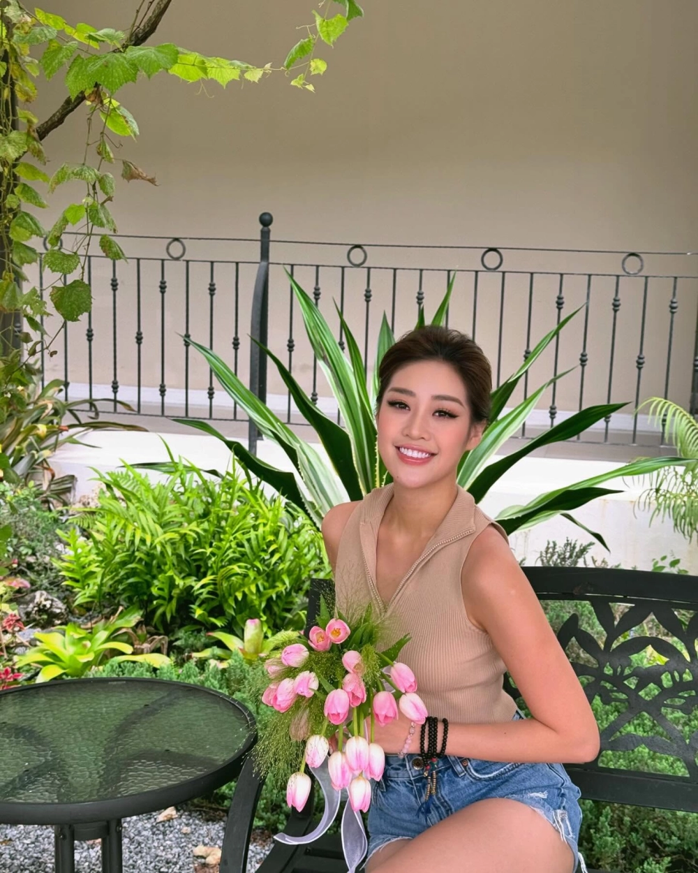 Cùng chiêm ngưỡng những ảnh hoa hậu Khánh Vân lung linh và cuốn hút qua từng khung hình