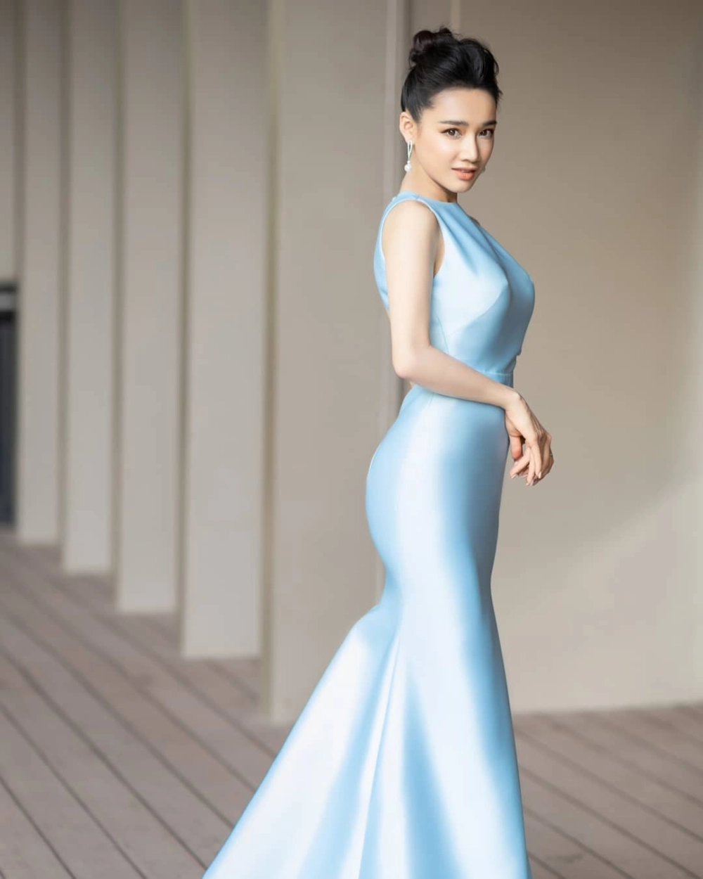 Gái xinh tóc ngắn ngang vai xinh xắn và hiện đại